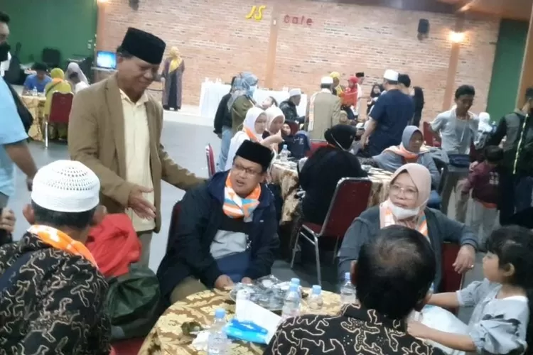 MENYAPA : Owner Risna Travel, Haji Sarmili saat menyapa jemaah umrah usai menunaikan ibadah umrah selama 9 hari di tanah suci, Kamis (15/09). RICKY/RADARDEPOK