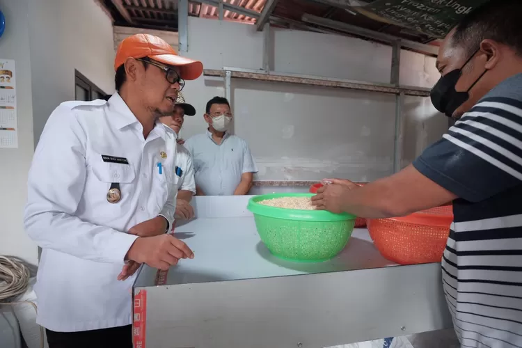 KUNJUNGAN : Wakil Walikota Depok, Imam Budi Hartono mengunjungi rumah pengolahan Keripik Tempe Sagu milik pelaku Usaha Mikro Kecil Menengah (UMKM), Susilo di Perumahan Jatijajar Blok A 15 RW10,  Kelurahan Jatijajar, Kecamatan Tapos. ANDIKA EKA/RADAR DEPOK