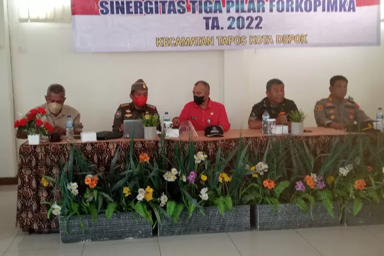 SINERGRITAS : Danramil Cimanggis, Mayor TNI, Imam berbicara tentang Kamtibmas di kegiatan Sinergitas Tiga Pilar Forkopimka Tapos di aula Kecamatan Tapos. ANDIKA EKA/RADAR DEPOK