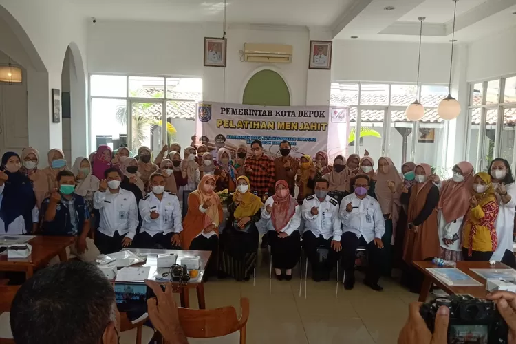 SUKSES: foto bersama Ketua TP PKK Kota Depok Elly Farida dan camat cipayung dan jajaran Kelurahan Ratujaya. RESAPRANATA/RADAR DEPOK