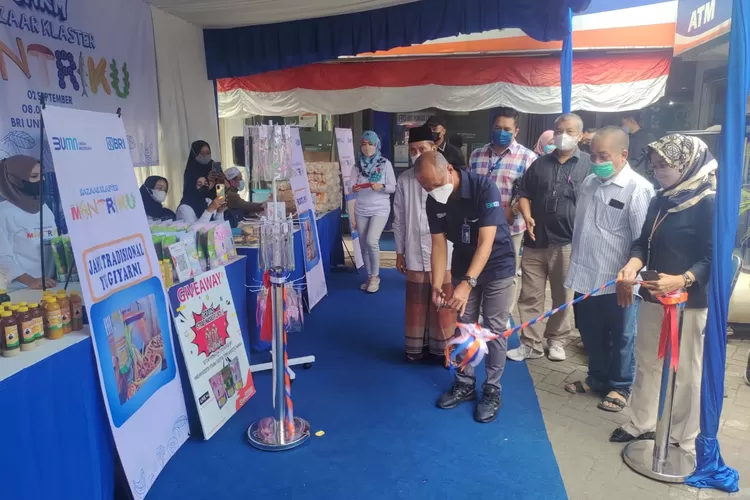 UMKM : Pinca BRI Kantor Cabang Lebak Bulus, Edy Siswanto saat membuka Bazar Klaster Mantriku di BRI Unit Pondok Labu di Jalan Margasatwa No.45 Kelurahan Pondok Labu, Kecamatan Cilandak, Jakarta Selatan, Jumat (2/9). RICKY/RADARDEPOK