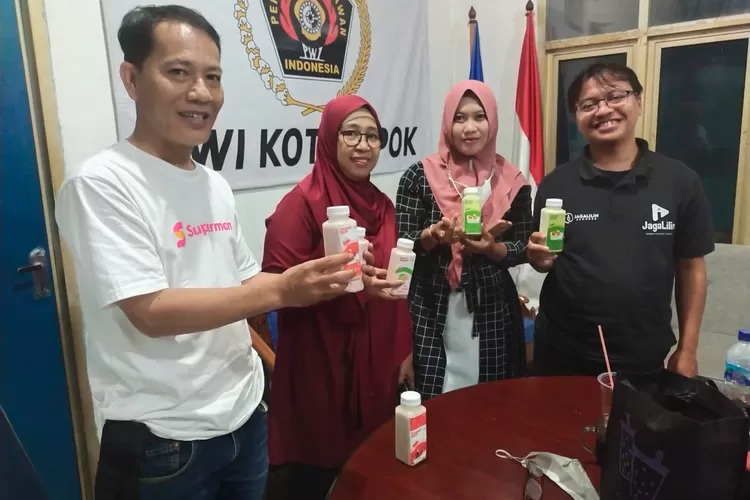 KOMPAK : PWI Kota Depok dengan JAWARA dan BOSAMA ketika mendapat produk UMKM minuman produksi BOSAMA, Selasa (27/09). ALDY RAMA/RADAR DEPOK