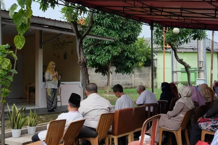 SAMBUTAN : Sambutan Elly Farida dalam acara pembentukan Posbindu Ramah Lansia di RW9 Kelurahan Jatimulya, Kecamatan Cilodong. ANDIKA EKA/RADAR DEPOK