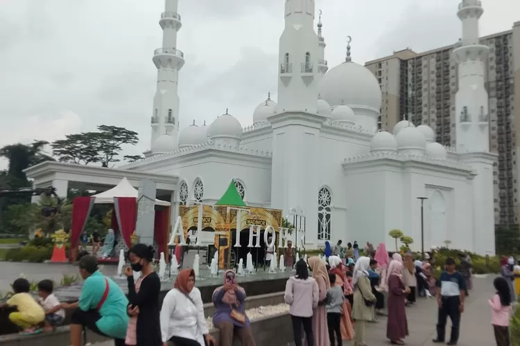 ILUSTRASI : Suasana ramai Masjid At thohir yang berada di Kelurahan Tapos, Kecamatan Tapos, Kota Depok. ANDIKA EKA/RADAR DEPOK