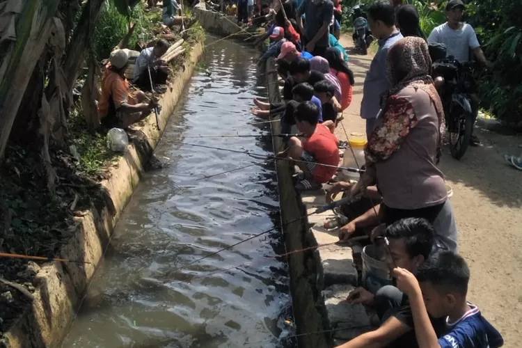 KEGIATAN : Warga RT2/1 Kelurahan Jatimulya, Kecamatan Cilodong mengadakan kegiatan pesta warga dengan mancing di selokan MTS. ANDIKA EKA/RADAR DEPOK