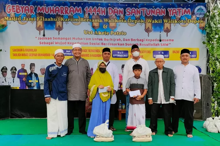 GEBYAR : Santunan kepada anak yatim pada puncak acara Gebyar Muharram 1444H di halaman Masjid Jami Falaahul Kariim, Kelurahan Sukmajaya, Kecamatan Sukmajaya. ANDIKA EKA/RADAR DEPOK