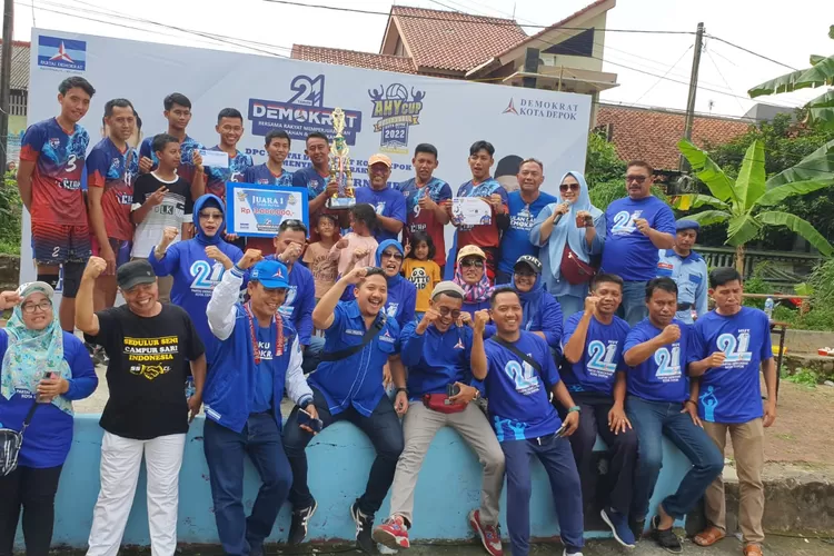 PEMENANG : Ketua DPC Partai Demokrat Kota Depok, Edi Sitorus bersama pengurus DPC,  panitia dan pemenang kategori putra Turnamen AHY CUP 2022 di di Lapangan Voli RW12 Perumahan Mekarsari, Kelurahan Mekarsari, Kecamatan Cimanggis, Minggu (12/09). RICKY/RADAR DEPOK
