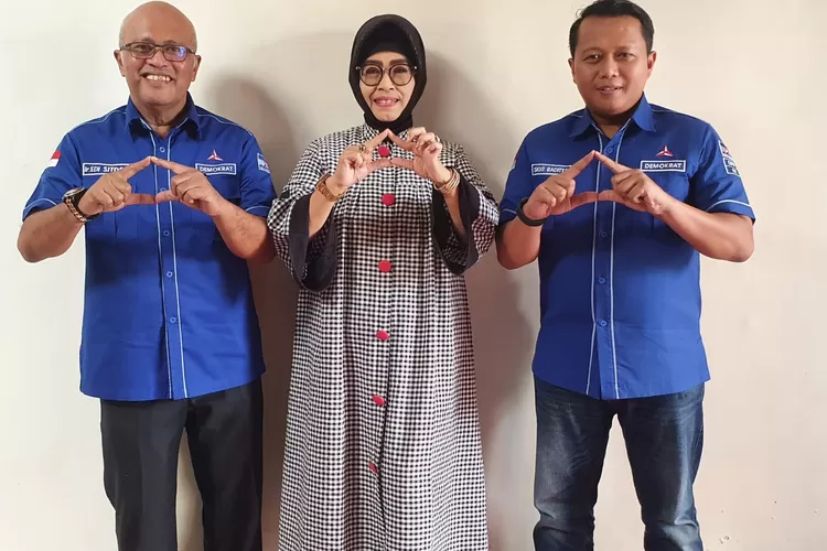 ki-ka : Ketua DPC Partai Demokrat, Edi Sitorus bersama Sekretaris DPC Partai Demokrat, Endah Winarti dan Direktur Eksekutif DPP Partai Demokrat, Sigit Radiyta. Di HUT ke-21 Partai Demokrat, DPC Partai Demokrat Kota Depok akan mengadakan serangkaian agenda, salah satunya TurnamenVoli bertajuk AHY Cup 2022 di RW12 Kelurahan Mekarsari, Kecamatan Cimanggis. RICKY/RADAR DEPOK