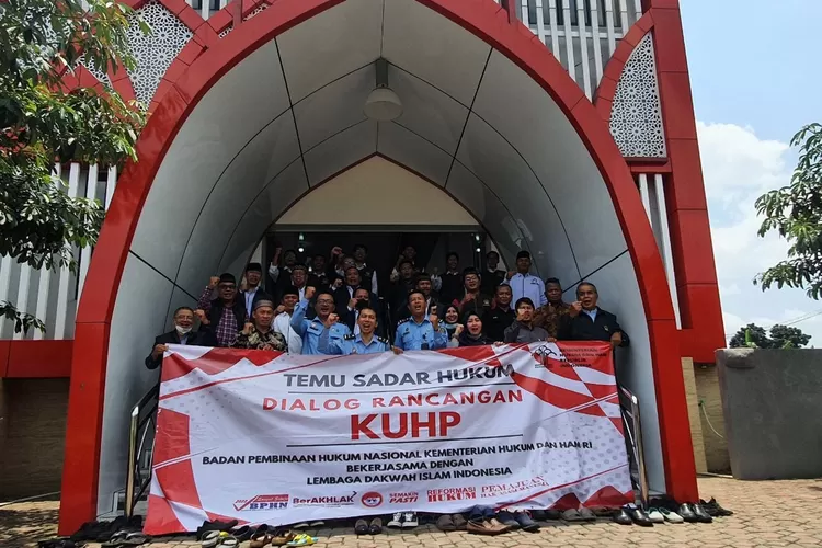 DIALOG : Peserta Dialog RUU KUHP Serentak yang diselenggarakan LDII Kota Depok bekerjasama dengan BPHN Kemenhumham RI di Graha Baitul Muttaqin DPD LDII Kota Depok, Jalan TPU Kalimulya , Kelurahan Kalimulya, Kecamatan Cilodong, Kota Depok, Selasa (27/09). RICKY/RADARDEPOK