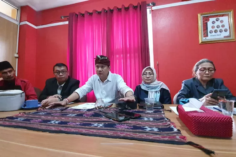 SIKAP : Ketua DPC PDIP Depok Hendrik Tangke Allo (Tengah) didampingi SekretarisDPC PDI Perjuangan Kota Depok, Ikravany Hilman, Bendahara DPC PDI Perjuangan Kota Depok, Yuni Indriany dan anggota Fraksi PDI Perjuangan DPRD Kota Depok saat prescon di Ruang Fraksi PDI Perjuangan DPRD Kota Depok, Selasa (20/09). RICKY/RADARDEPOK