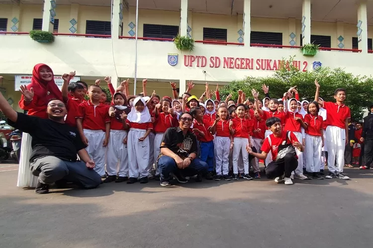 CERIA : Anggota DPRD Jawa Barat, Rizki Apriwijaya saat bersama group marching band SDN Sukamaju 2 di Kelurahan Jatijajar, Kecamatan Tapos. RICKY/RADARDEPOK