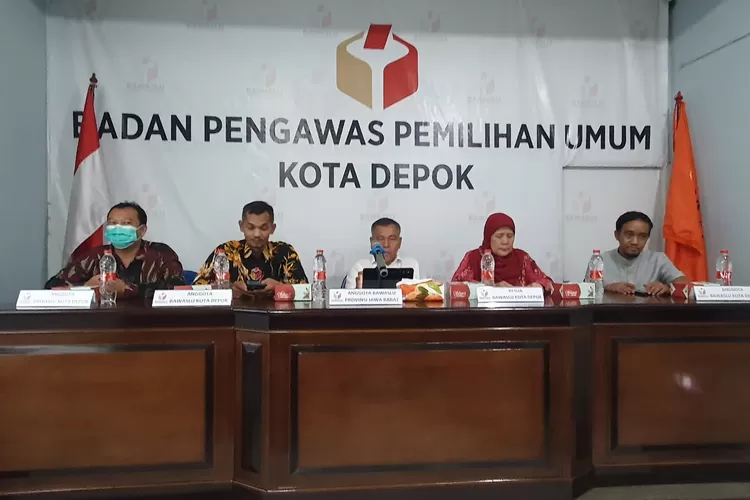 RAKOR : Suasana saat Rapat Koordinasi Bersama Media, terkait Pengelolaan Kehumasan, Peliputan dan Dokumentasi di Kantor Sekretariat Bawaslu Kota Depok, Jalan Nusantara Raya, Nomor 1 RT03/13 Kelurahan Beji, Kecamatan Beji, Kota Depok, Jumat (16/09). RICKY/RADAR DEPOK
