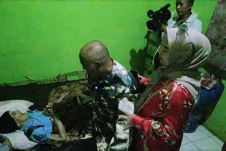 Anggota DPRD Jawa Barat, H.M Hasbullah Rahmad didampingi istri, Lusiana Setiawan saat membesuk Hj. Umrah, nenek berusia 100 tahun lebih di kediamannya di RT4/4 Kelurahan Cilangkap, Kecamatan Tapos, Sabtu (17/09). RICKY/RADAR DEPOK