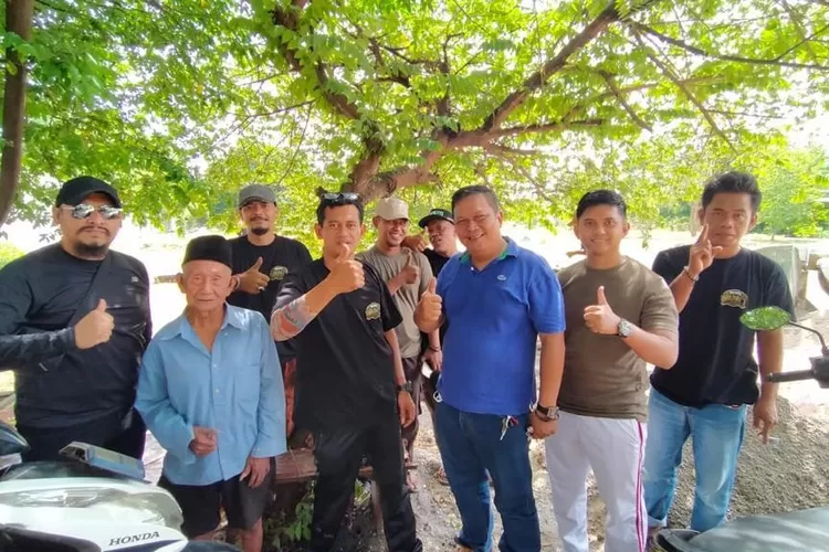 GIAT : Lurah Krukut, R Agus Muhammad dan Sekel Krukut Firman berbaur dengan anggota paguyuban Krukut Ngumpul saat melaksanakan kerja bakti membersihkan areal pemakaman di wilayah RW5, Kelurahan Krukut, Limo Kota Depok. ISTIMEWA
