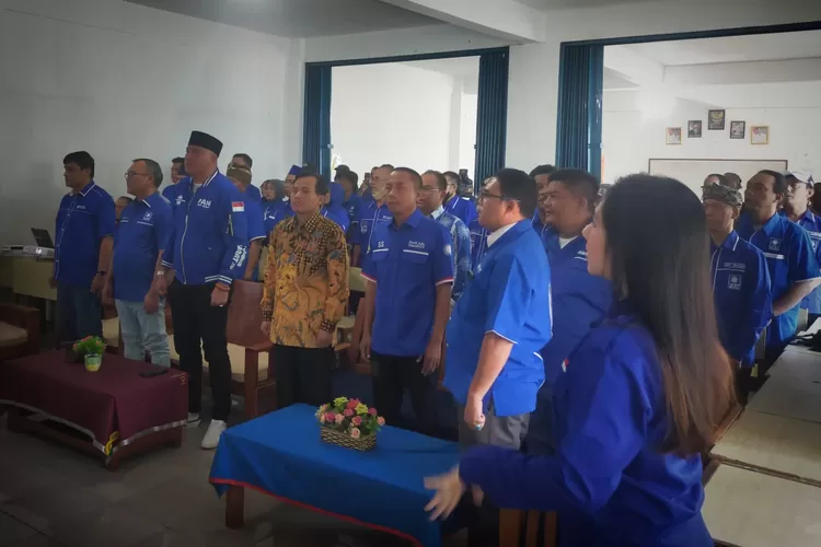 Ist PELATIHAN : Sekretaris DPW PAN Jawa Barat, H.M Hasbullah Rahmad bersama Ketua DPD PAN Kota Depok, Igun Sumarno, Ketua KPU Kota Depok, Nana Shobarna dan peserta TOT untuk saksi PAN di Kota Depok. Istimewa