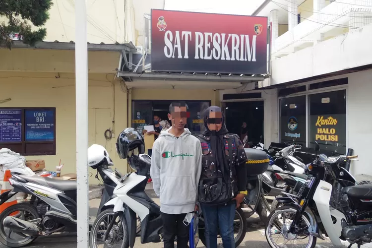 KORBAN : R (15) dan RR (42) ketika berada di Polres Metro Depok, Rabu (28/09). ALDY RAMA/RADAR DEPOK