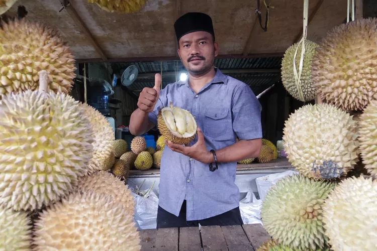 BERDAGANG : Idris Saputra ketika menunjukkan barang dagangannya di Jalan  Raya Curug, RT1/7, Kelurahan Curug, Kecamatan Bojongsari, Minggu (11/09). ALDY RAMA/RADAR DEPOK