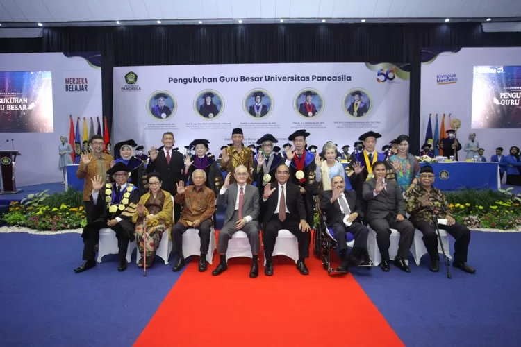 PENGUKUHAN : Ketua YPP Universitas Pancasila, Siswono Yudho Husodo bersama tamu undangan dan lima Guru Besar yang baru dikukuhkan di Gedung Serbaguna, Kampus Universitas Pancasila, Jalan Srengseng Sawah, Jagakarsa, Jakarta Selatan, Rabu (28/09). Istimewa