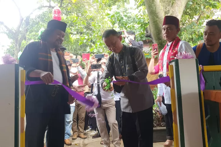PERESMIAN : Didampingi Anggota Komisi X DPR RI, Nuroji, Kepala Galeri Nasional Indonesia, Pustanto meresmikan BNCC dan Pameran lukisan bertajuk Gedor Art yang berlokasi di Jalan Tanah Baru, Kelurahan Tanah Baru, Kecamatan Beji, Sabtu (10/09). RICKY/RADAR DEPOK