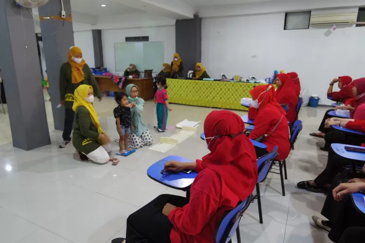 PEMBINAAN : Tenaga Kesehatan UPTD Puskesmas Rangkapanjaya Baru, ketika melakukan praktik pembinaan terkait penimbangan dan pengukuran balita terhadap kader Posyandu Jeruk RW3, Kelurahan Rangkapanjaya. ALDY RAMA/RADAR DEPOK