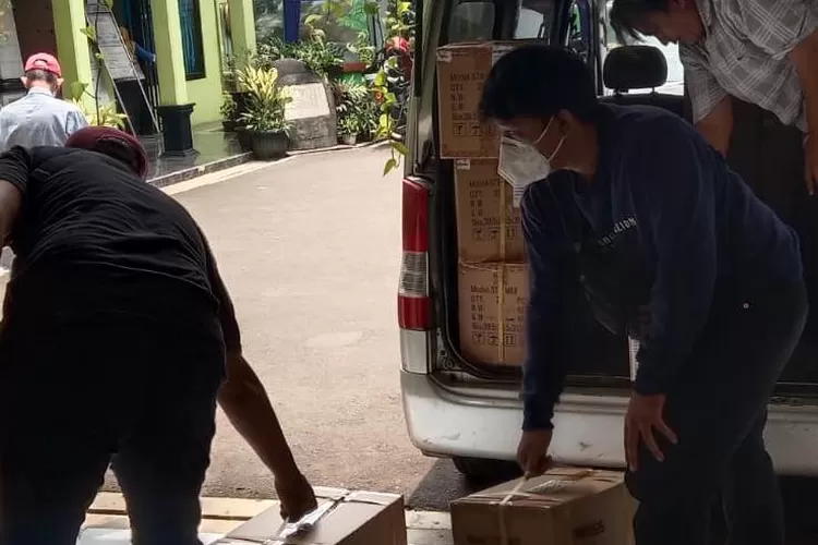 DISTRIBUSI : Ketika STB untuk warga Tanah Baru mendarat di pelataran Kelurahan Tanah Baru, Beji Kota Depok untuk disalurkan, Kamis (22/9). ALDY RAMA/RADAR DEPOK