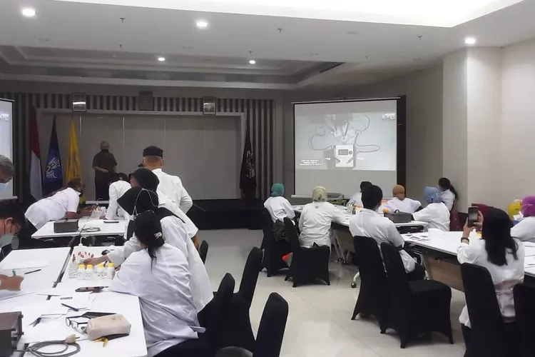 FOKUS : FMIPA UI menyelenggarakan kegiatan pengabdian kepada masyarakat dalam wujud pengayaan materi kimia untuk para guru Sekolah Menengah Atas, pada tanggal 10,13, 16, dan 20 Agustus 2022 di Aula Sinar Mas, Gedung Laboratorium Multidisiplin FMIPA UI – PT Pertamina, Kampus UI, Depok. ISTIMEWA