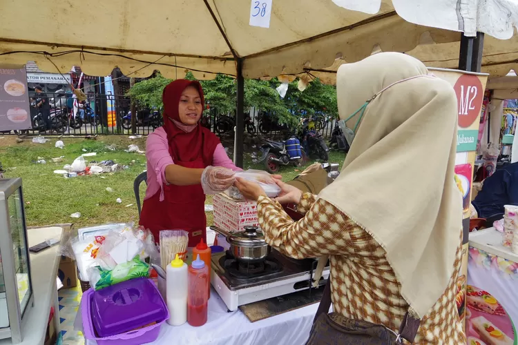 BERDAGANG : Penggiat UMKM Kelurahan Depok, Kecamatan Pancoranmas ketika menjajakan dagangannya di Bedahan Spektafest 2022, Minggu (4/9). ALDY RAMA/RADAR DEPOK