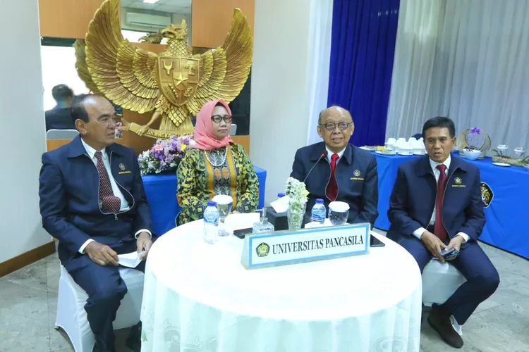 Ki-ka : Ketua Pembina Yayasan Pendidikan dan Pembina Universitas Pancasila, Siswono Yudohusodo, Kepala LLDikti Wilayah III, Paristiyanti Nurwardani, bersama    Rektor Universitas Pancasila, Edie Toet dan Wakil Rektor III Universitas Pancasila sekaligus Ketua Panitia PKKMB, Joko Hartanto saat prescon usai membuka kegiatan PKKMB tahun akademik 2022/2023 yang diikuti secara hybrid selama lima hari dari 12-16 September. RICKY/RADAR DEPOK