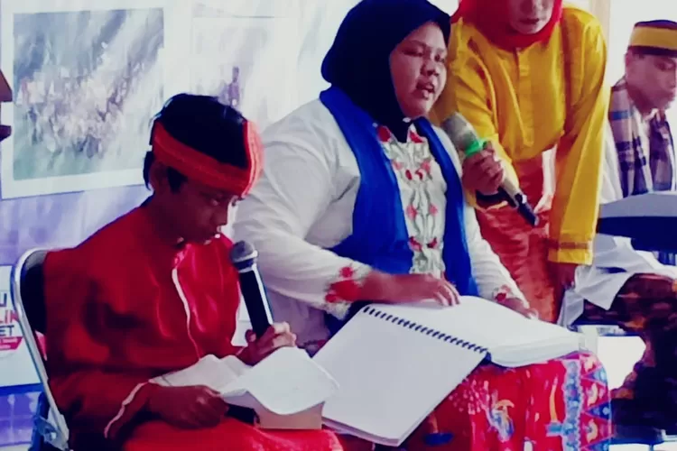 EKSPRESI : Dua pelajar Anak Berkebutuhan Khusus (ABK) dari SLB Insan Mandiri membacakan pusi dengan bahas SLB dalam pagelaran Disabilitas Kecamatan Sukmajaya Berkarya, beberapa waktu lalu. ISTIMEWA