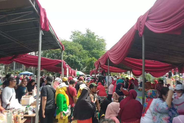 UMKM : Kecamatan Tapos menggelar Acara Puncak Perayaan Hari Ulang Tahun (HUT) ke-77 Republik Indonesia di Lapangan Swiss, Sabtu 3 September 2022, membantu para pelaku Usaha Kecil Menengah Mikro (UMKM).  ANDIKA EKA/RADAR DEPOK 