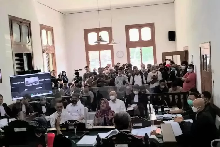 Bupati nonaktif, Ade Yasin dihadirkan langsung di ruang sidang Tipikor. Senin (5/9/2022). Foto : HO/Prayoga/Radar Bogor 