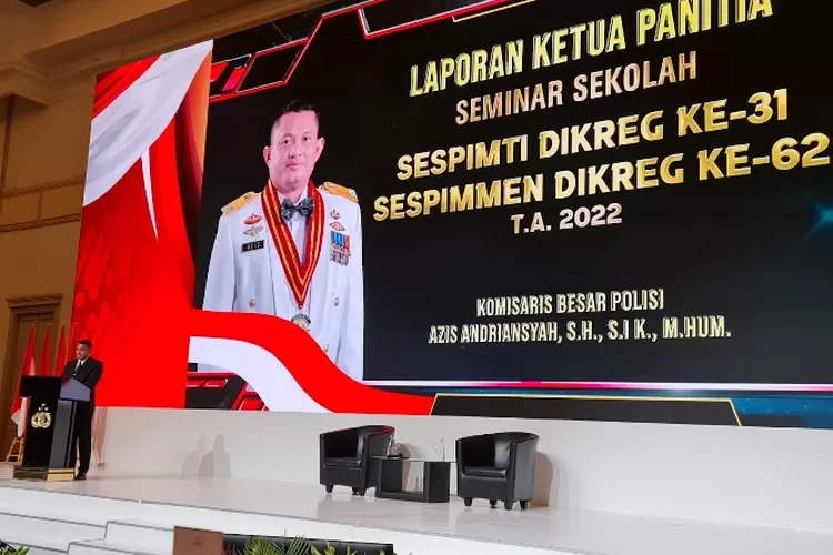 BUKA : Ketua Panitia Seminar Sekolah Sespimti Dikreg ke-31 dan Sespimmem Dikreg ke-62, Kombes Azis Andrinsyah, saat membacakan laporan pelaksanaan seminar. 