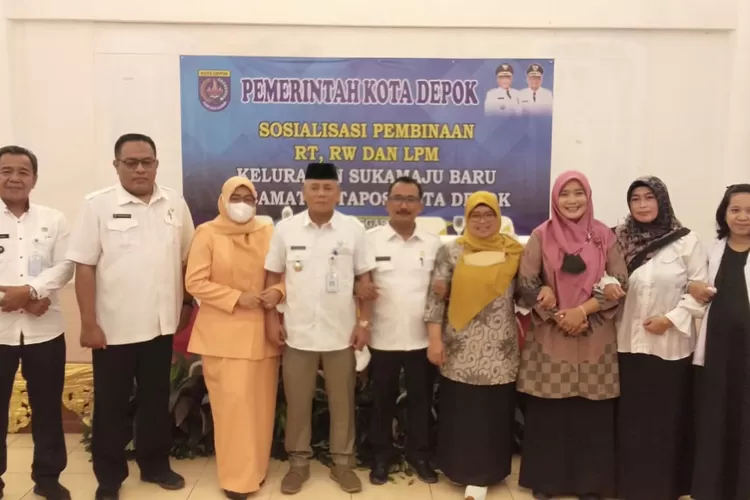 LEPAS SAMBUT : Sosialisasi Pembinaan lembaga masyarakat RT, RW dan LPM serta digabungkan dengan acara lepas sambut Lurah Sukamaju Baru di Wisma Kinasih, Kelurahan Cimpaeun, Kecamatan Tapos. ANDIKA EKA/RADAR DEPOK