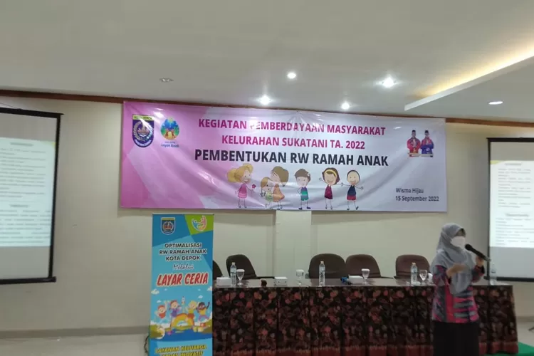 PEMBENTUKAN : Kepala Dinas Perlindungan Anak Pemberdayaan Masyarakat & Keluarga (DP3AP2KB), Nessi Annisa Handari sedang memberikan materi saat acr pembentukan RW ramah anak Di Kelurahan Sukatani, Kecamatan Tapos. ANDIKA EKA/RADAR DEPOK