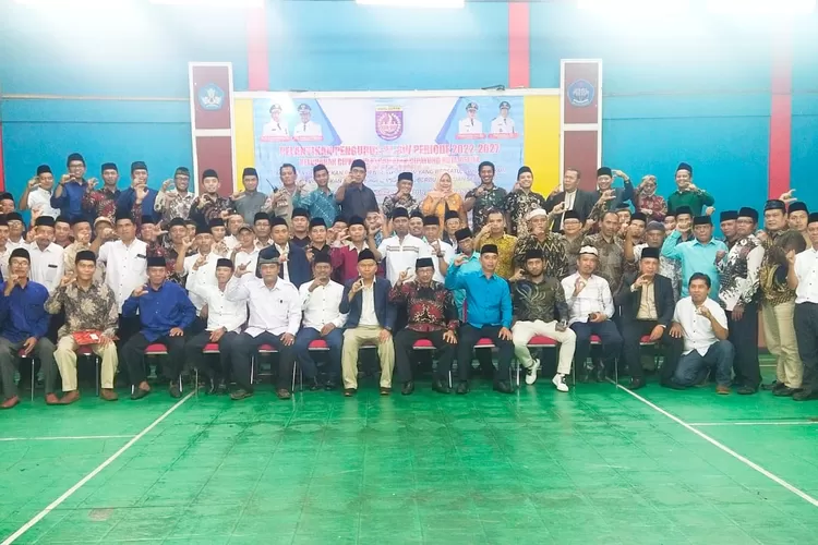 PELANTIKAN : Kelurahan Cipayung melantik Ketua RT yang berjumlah 75 orang dan Ketua RW berjumlah 12 orang di Gor Al-Muhtadin, Gang Sawah Indah Kelurahan Cipayung, Kecamatan Cipayung. ANDIKA EKA/RADAR DEPOK