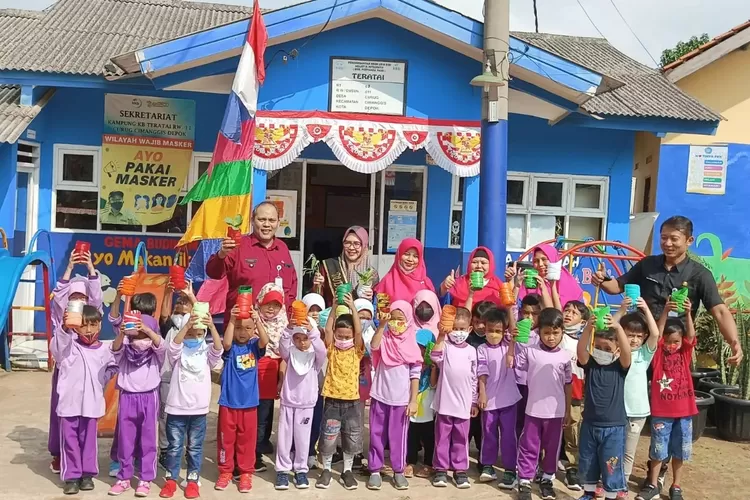 PERSIAPAN : Ketua TP PKK Kecamatan Cimanggis, Lilik Yuli melakukan pendampingan dan memonitor persiapan lomba. ANDIKA EKA/RADAR DEPOK