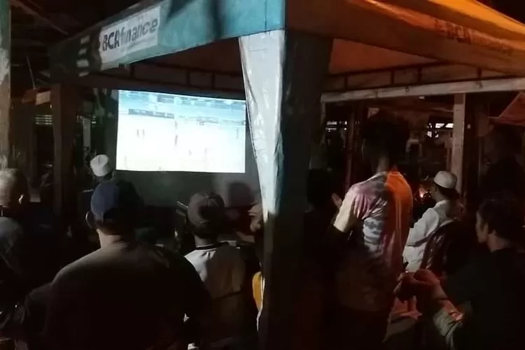 NOBAR : Warga RT 5/1, Kelurahan Abadijaya, Kecamatan Sukmajaya menggelar nobar pertandingan bola Indonesia vs Curancao. ANDIKA EKA/RADAR DEPOK