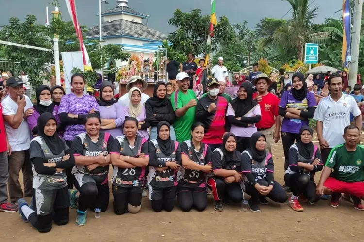 TURNAMEN : RW1 Kampung Rawageni, Kelurahan Ratu Jaya Kecamatan Cipayung mengadakan turnamen bola voli yang dikhususkan untuk pemain usia 40 tahun ke atas, turnamen ini di gelar antar RT yang berada di RW1. ANDIKA EKA/RADAR DEPOK