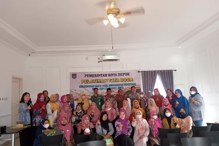 PELATIHAN : Kelurahan Ratujaya, Kecamatan Cipayung, Kota Depok menggelar pelatihan Tata Boga di Rumah Poetih. ANDIKA EKA/RADAR DEPOK