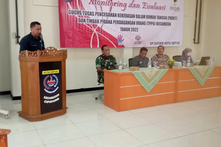  KEGIATAN : Kecamatan Cipayung melaksanakan monitoring dan evaluasi untuk gugus tugas PKDRT dan TPPO di aula Kecamatan Cipayung. ANDIKA EKA/RADAR DEPOK 