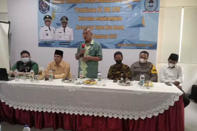 PEMBINAAN : Kelurahan Leuwinanggung, Kecamatan Tapos  menggelar kegiatan pembinaan RT, RW dan LPM di Wisma Kinasih, Kelurahan Cimpaeun, Kecamatan Tapos. Andika Eka / Radar Depok