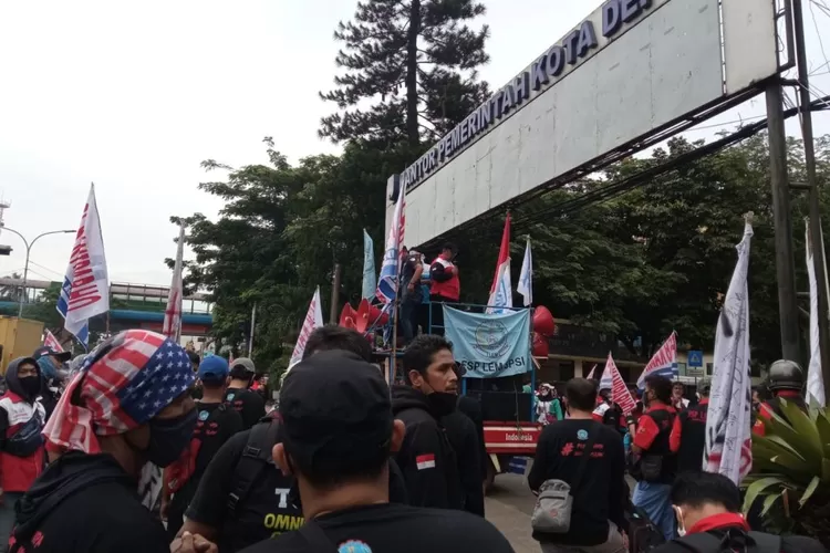 ILUSTRASI : Buruh Kota Depok saat menyampaikan pendapat soal kenaikan UMK Depok di depan Kantor Walikota Depok beberapa waktu lalu. ARNET/RADARDEPOK