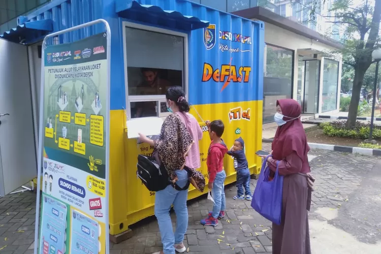 LAYANI : De Fast drive thru milik Disdukcapil Kota Depok ketika melayani masyrakat dalam pengambilan dokumen seperti KTP dan KIA. GERARD SOEHARLY/RADAR DEPOK