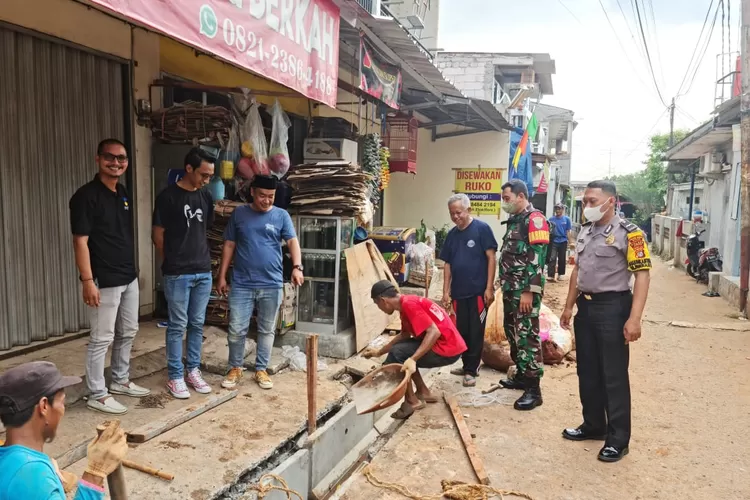 DIPANTAU : Kasi Ekbang Kelurahan Pangkalanjati Rukby Andi bersama stakeholder memantau pekerjaan perbaikan drainase di Jalan Madrasah RT5/6, Kelurahan Pangkalanjati, Kecamatan Cinere Kota Depok. (DOK RADAR DEPOK)