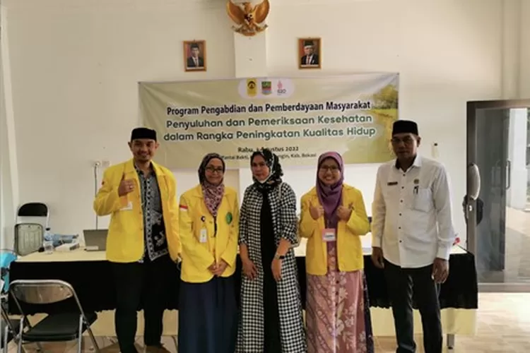 SAMBANGI UMKM : Sekda Kota Depok, Supian Suri sedang mengunjungi Gerai UMKM yang dibuat di halaman Dekranasda. 