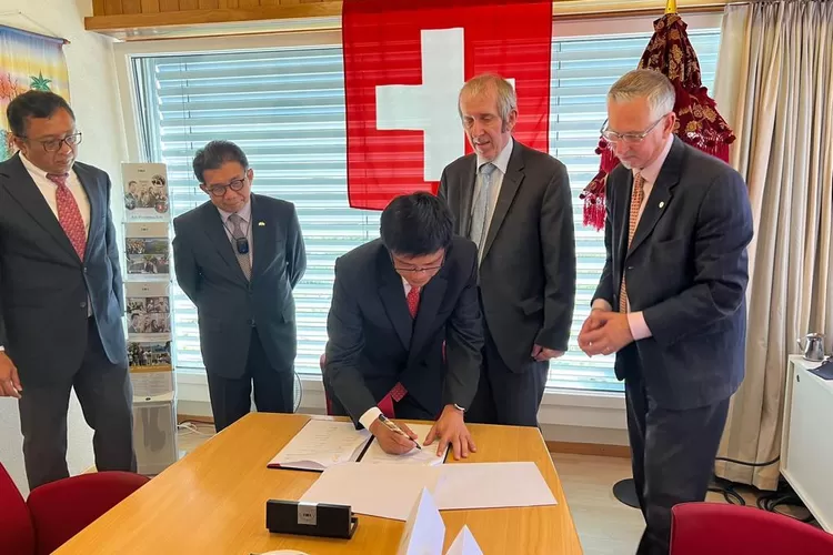 BERKOLABORASI : Penandatanganan kolaborasi antara UI dan Vokasi di Swis