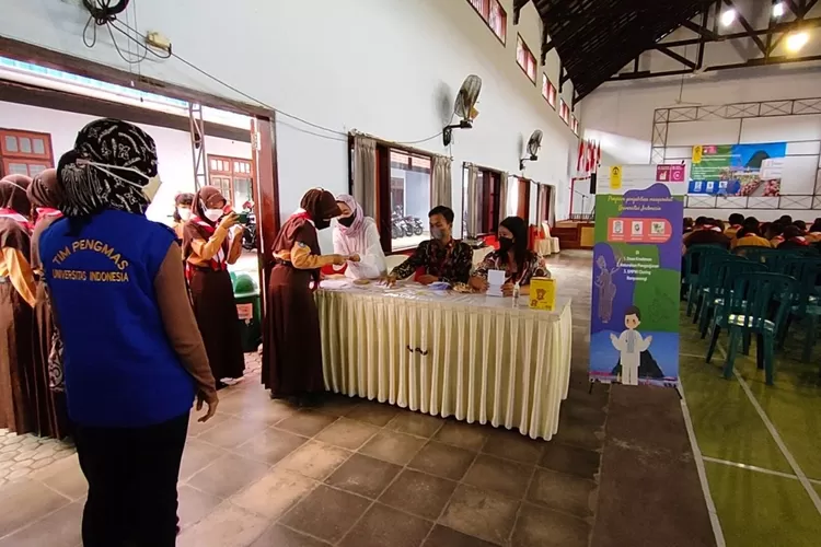  PENYULUHAN : Remaja di Banyuwangi sedang mengikuti kegiatan penyuluhan kesehatan yang dilakukan FF UI.  