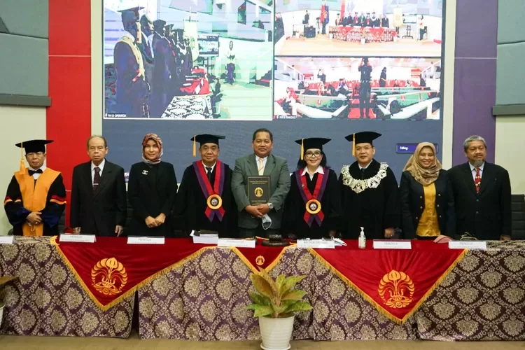 SIDANG : Achmad Fauzi berfoto berasma tim penguji disertasi Program Pascasarjana Ilmu Administrasi UI. 