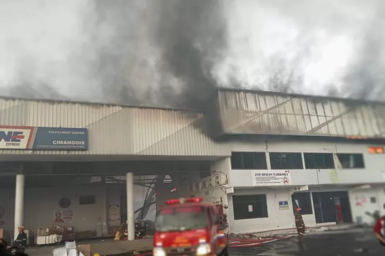 KEBAKARAN : Kebakaran di Gudang JNE di Jalan Pekapuran, No3 Kelurahan Curug, Kecamatan Cimanggis Kota Depok, dugaan awal kebakaran akibat arus pendek listrik dan ditaksir mengalami kerugian puluhan miliar rupiah, Senin (12/9). ANDIKA EKA/ RADAR DEPOK