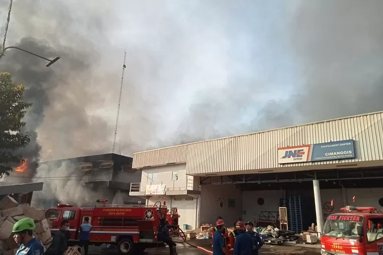 KEBAKARAN : Kebakaran di Gudang JNE di Jalan Pekapuran, No3 Kelurahan Curug, Kecamatan Cimanggis Kota Depok, dugaan awal kebakaran akibat arus pendek listrik dan ditaksir mengalami kerugian puluhan miliar rupiah, Senin (12/9). ANDIKA EKA/ RADAR DEPOK